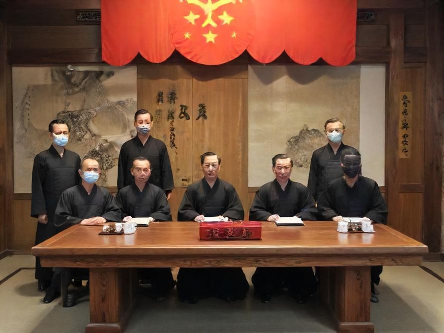 广东一家高端桑拿会所的入口大堂,设计现代而奢华,灯光温馨,营造出宁静的氛围。