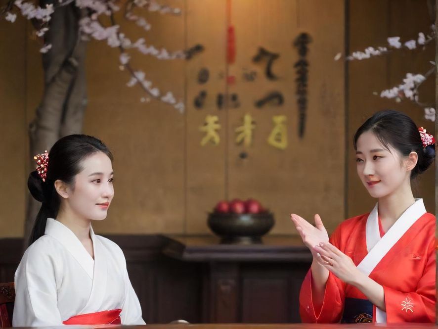 一群年轻女性在优雅的私人会所中,欢声笑语,享受着彼此的陪伴和轻松的时光。