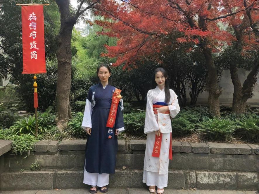 一个宽敞明亮的现代桑拿会所大堂,设计简洁,配有舒适的沙发和绿色植物,营造出温馨放松的氛围。